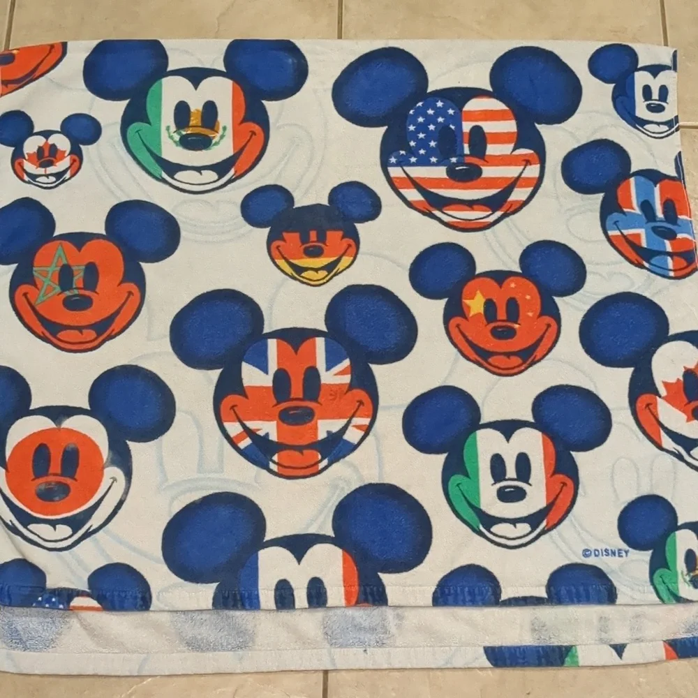 Disney Parks Original Souvenir Epcot One Mouse One World Beach Towel
